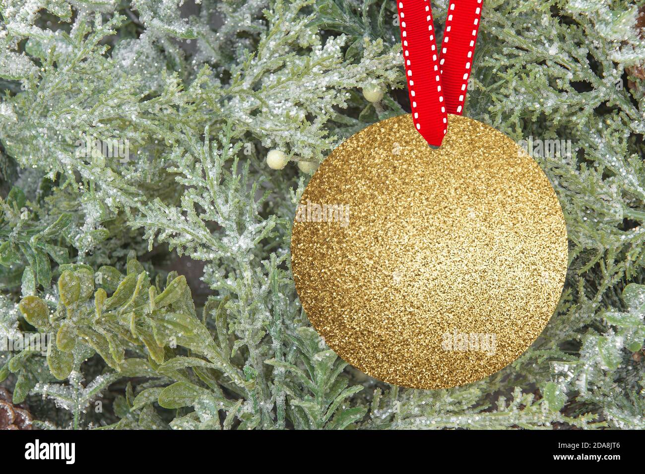 Décoration de Noël dorée maquette sur fond d'arbre de Noël Banque D'Images