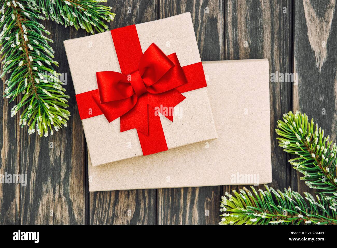 Boîte cadeau avec noeud en ruban rouge. Décoration de Noël Banque D'Images