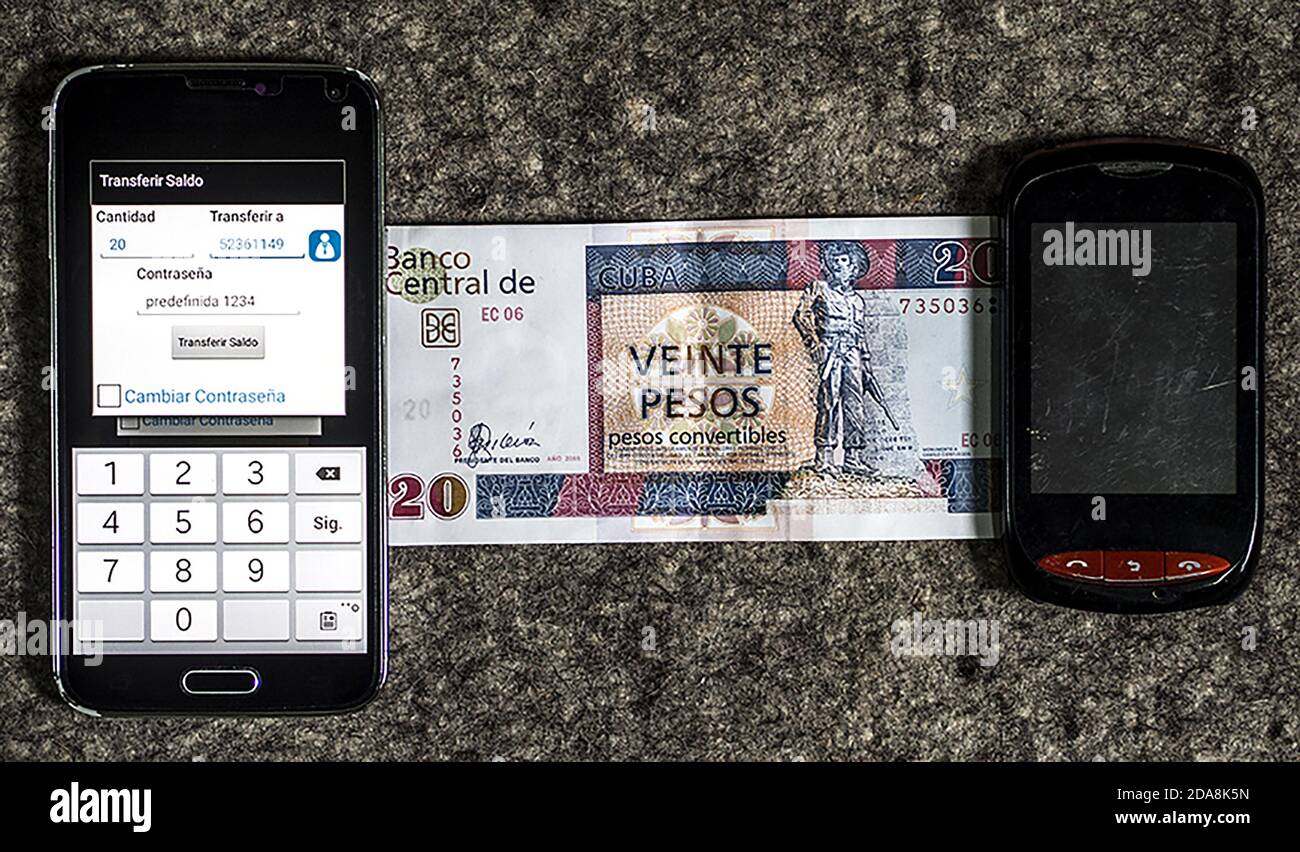 Transfert de solde entre deux téléphones cellulaires et une facture de 20. Télécommunications à Cuba Banque D'Images
