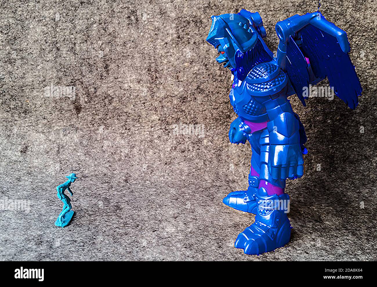 Deux figurines de jeu bleues se faisant face l'une à l'autre. L'un beaucoup plus grand que l'autre Banque D'Images