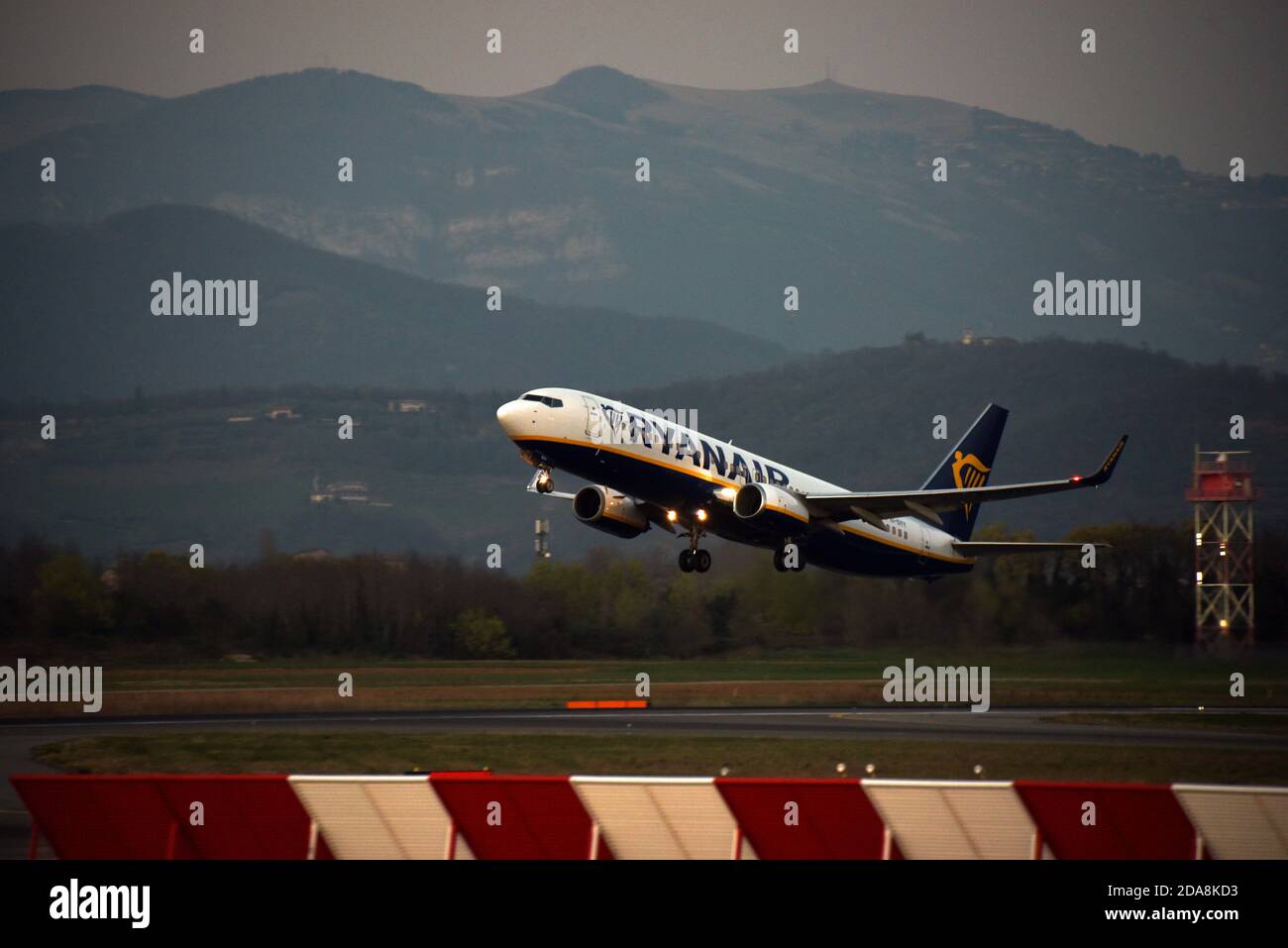 Bergame, Italie - 26 mars 2019 : un Boeing 737 de Ryanair part de l'aéroport de Bergame avec des montagnes en arrière-plan Banque D'Images