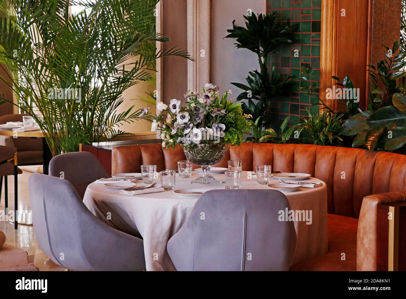 table élégante avec bouquet de fleurs et couverts Banque D'Images
