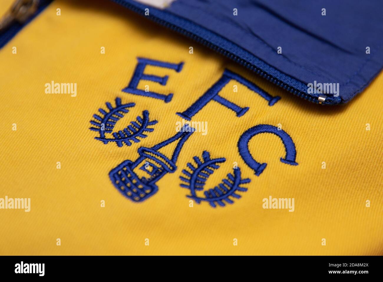 Logo du club de football d'Everton sur un sport jaune et bleu veste Banque D'Images