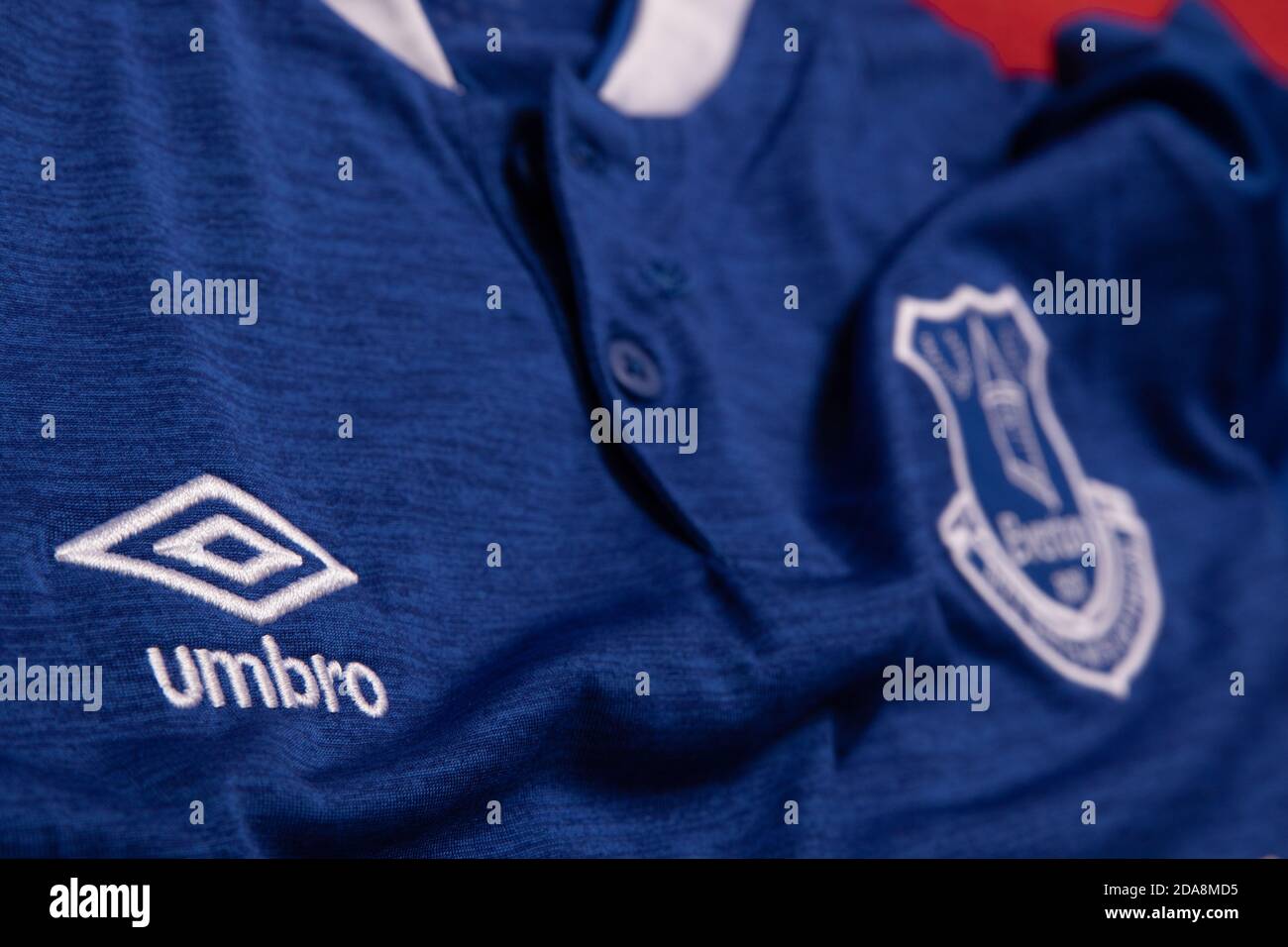 Logo umbro blanc argenté brodé à côté de l'écusson Everton Sur le maillot domicile Everton FC 2018 2019 Banque D'Images