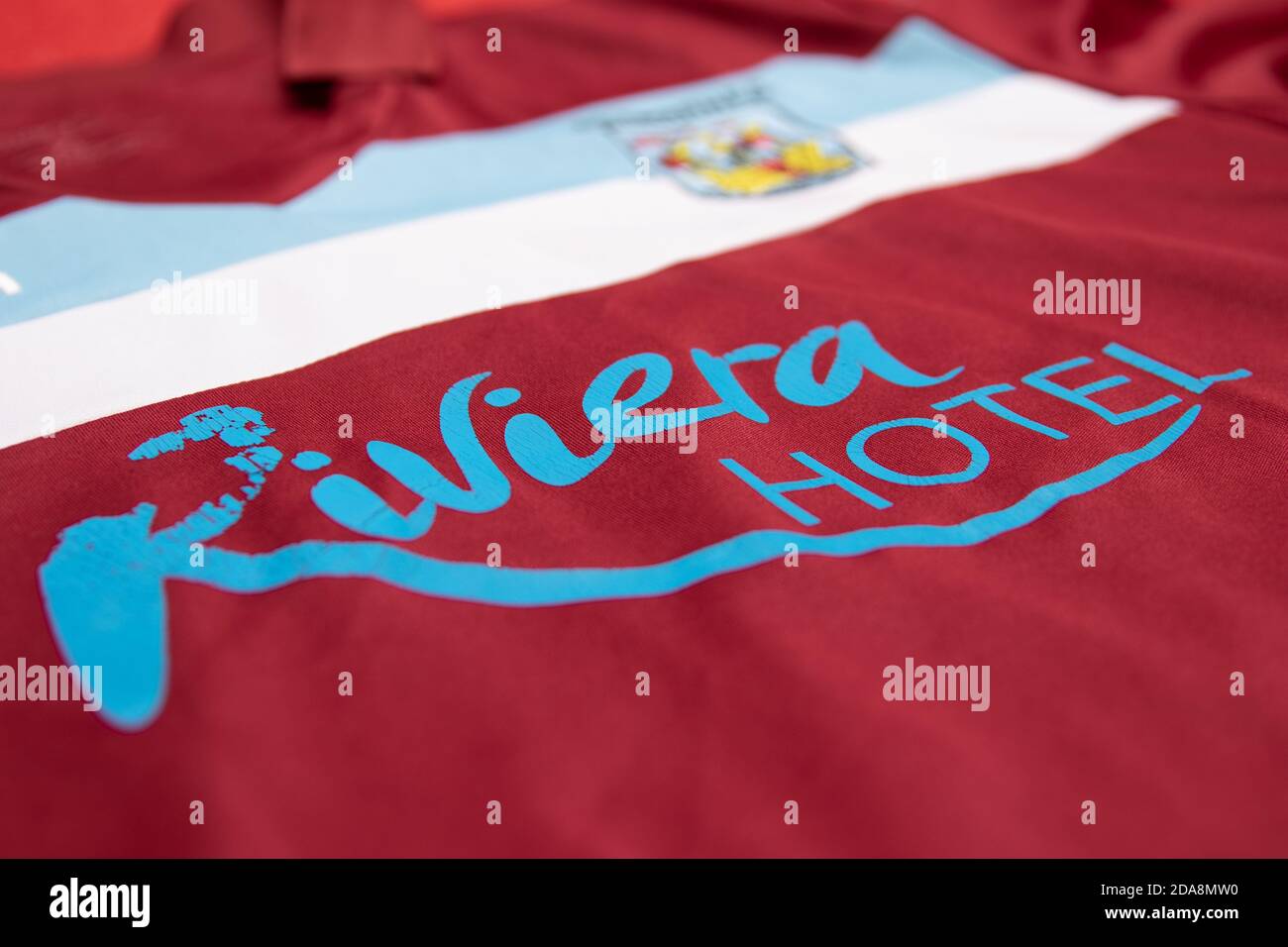 Logo de parrainage Riviera Hotel sur le devant du 2014 Maillot domicile du club de football de Weymouth Banque D'Images
