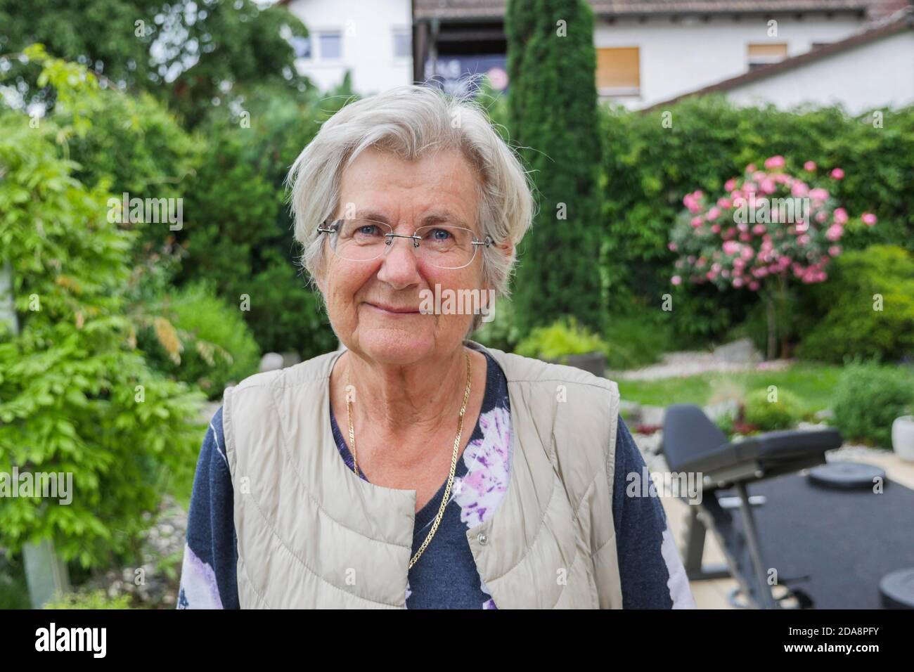 Portrait d'une femme caucasienne âgée regardant l'appareil photo. Prise de vue moyenne. Banque D'Images