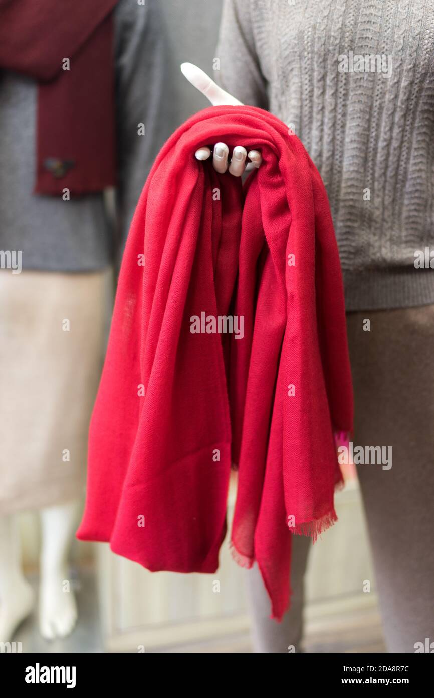 vêtements dans une boutique, écharpe en cachemire rouge dans une salle d'exposition,  magasin de vêtements, produits en laine, mannequin exposant un élégant  tissu classique, morceau de textile rouge Photo Stock - Alamy