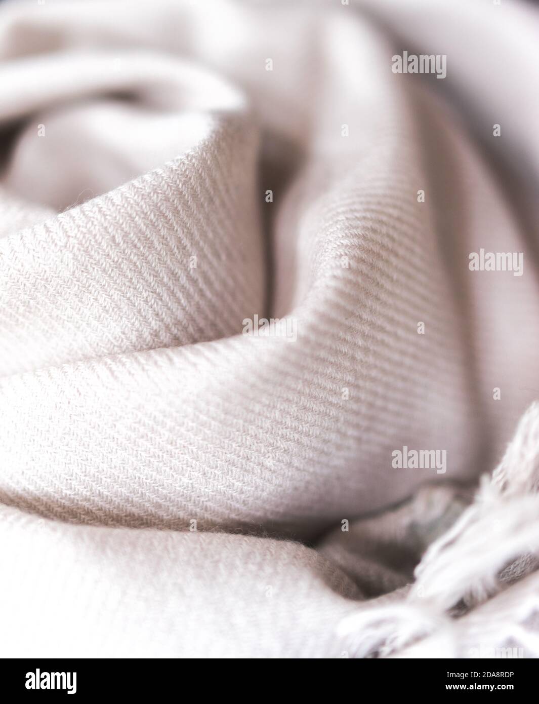 gros plan d'une écharpe en cachemire, tissu rose, vêtement, texture laine,  matériau du vêtement, couverture rose douce Photo Stock - Alamy