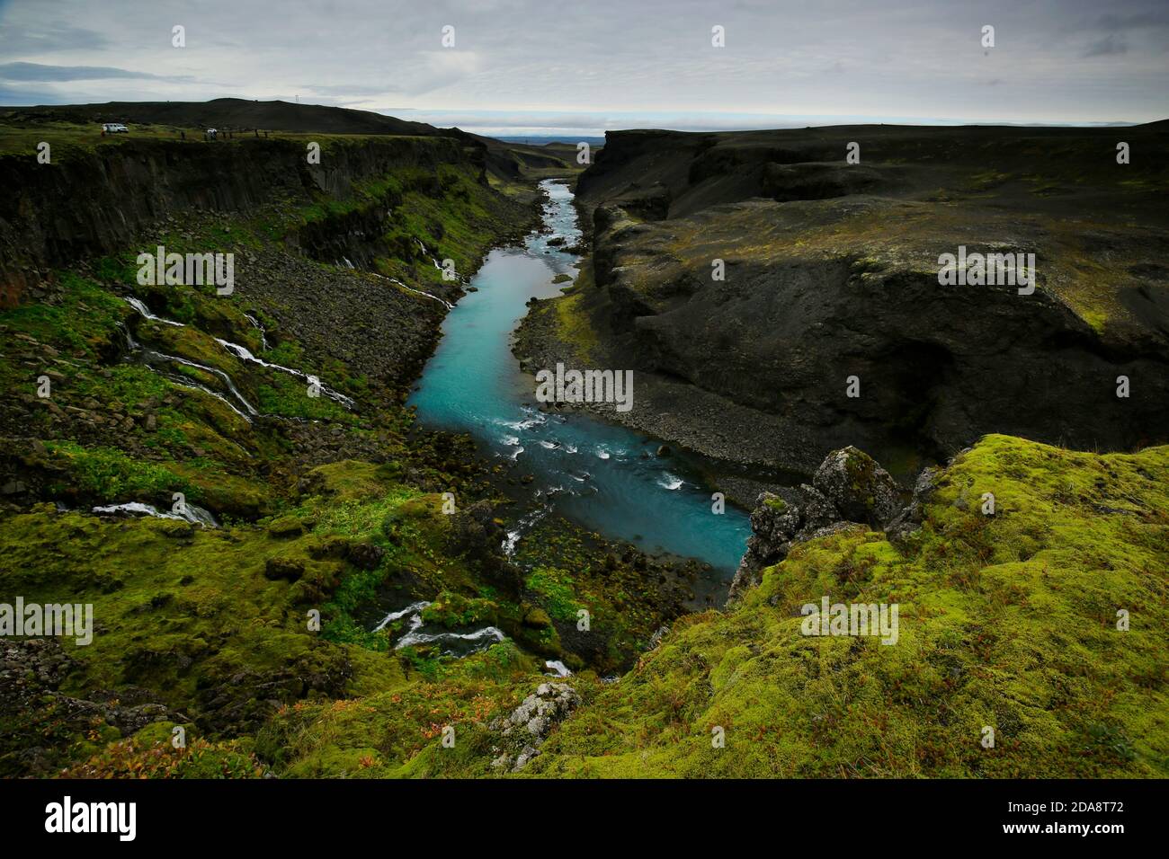 Rivière et de nombreuses petites cascades à travers le canyon de Sigoldugljufur, dans les hautes terres islandaises Banque D'Images