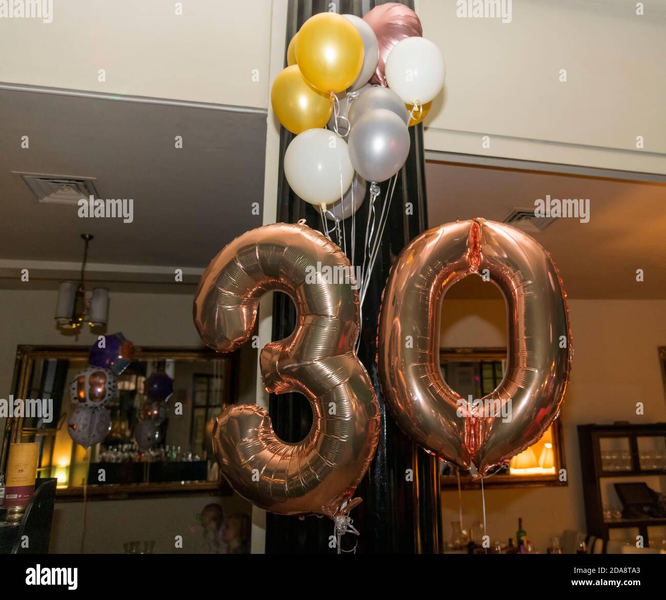 Numéro 30 Trente Fait De Ballons Gonflables Dorés Isolés Sur Blanc