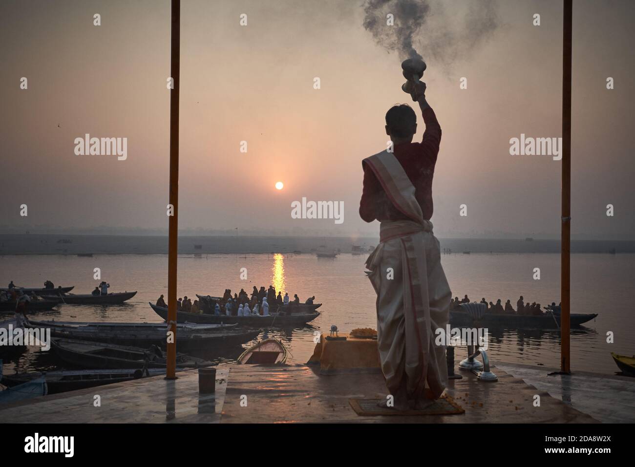 Varanasi, Inde, janvier 2008. Cérémonie de l'aube au Ghat de Dashashwamedh. Banque D'Images