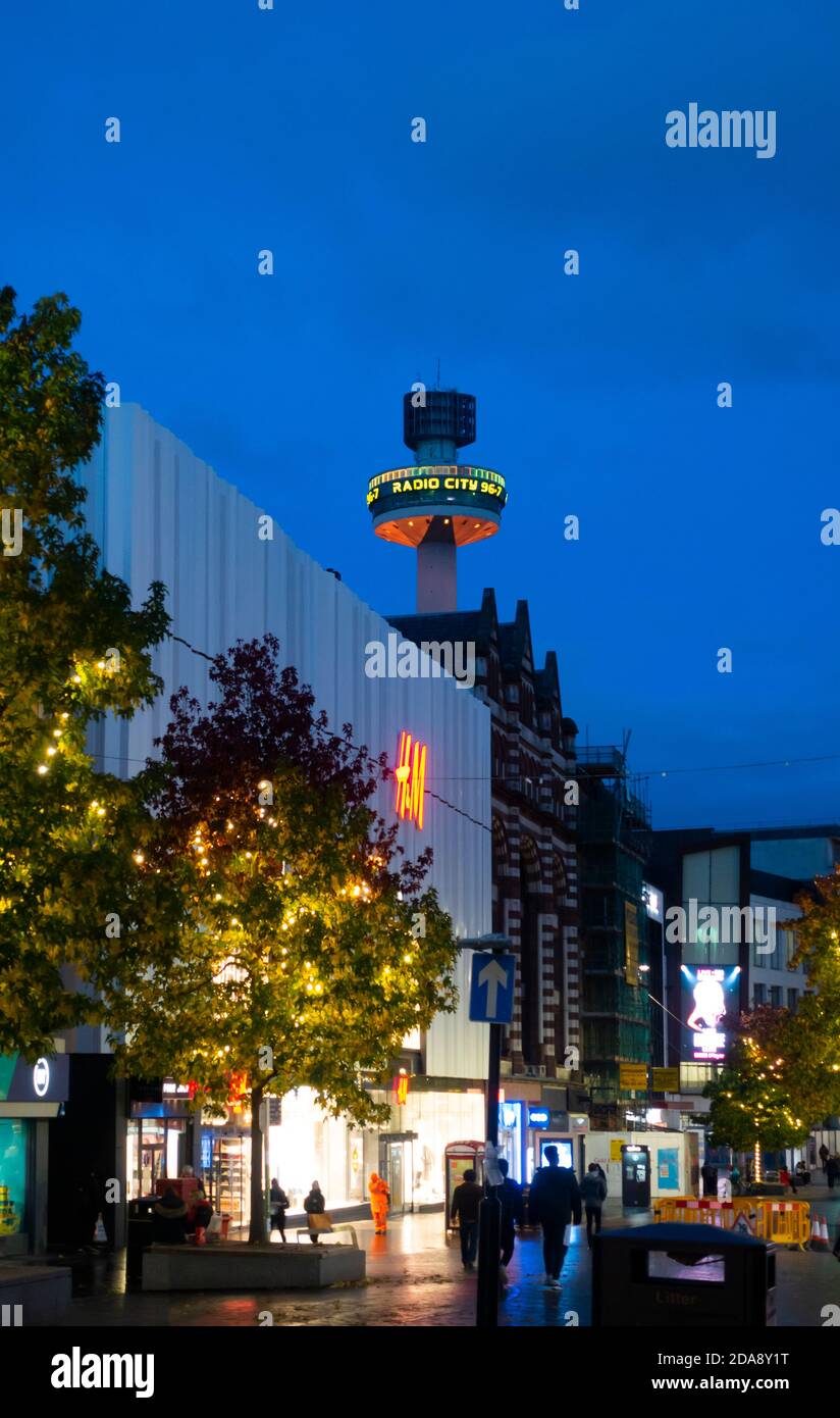 Vu de Lord Street, St. John's Beacon radio Tower la nuit à Liverpool, Angleterre Royaume-Uni Banque D'Images