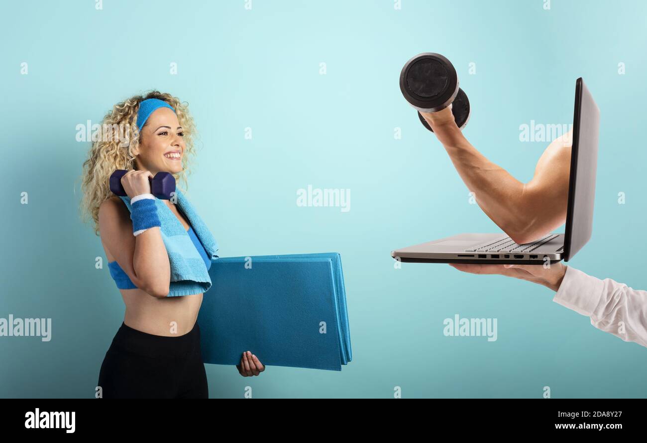 Fille avec guidon prêt à démarrer la salle de gym en ligne avec un ordinateur. Fond cyan Banque D'Images