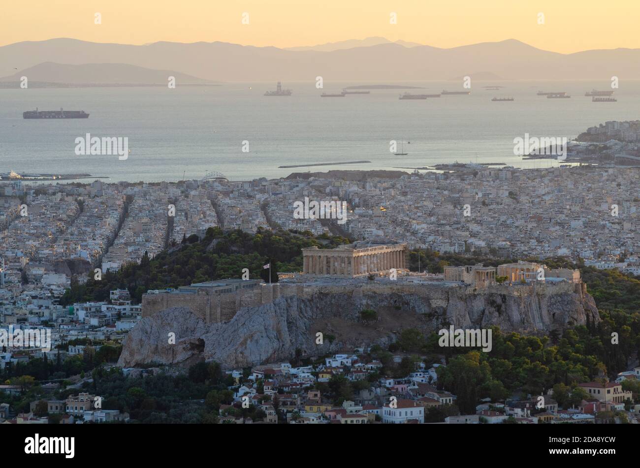 L'ancienne Acropole et le Parthénon vus de la colline du Lycabette dans le centre d'Athènes en Grèce - photo: Geopix Banque D'Images