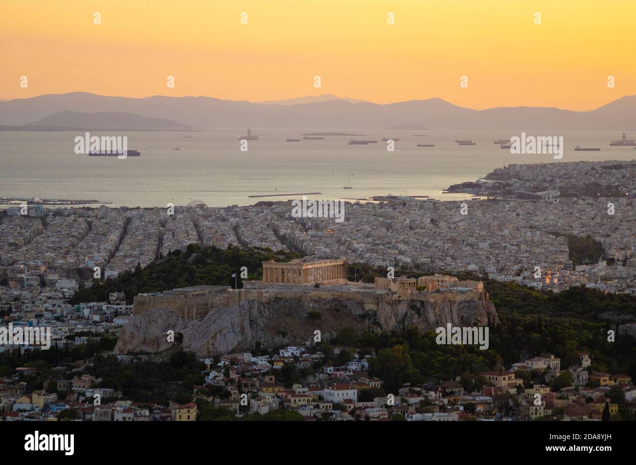 L'ancienne Acropole et le Parthénon vus de la colline du Lycabette dans le centre d'Athènes en Grèce - photo: Geopix Banque D'Images
