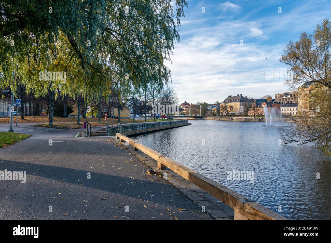 Front de mer Norrköping et ruisseau Motala à la fin de l'automne. Norrkoping est une ville industrielle historique de Suède. Banque D'Images