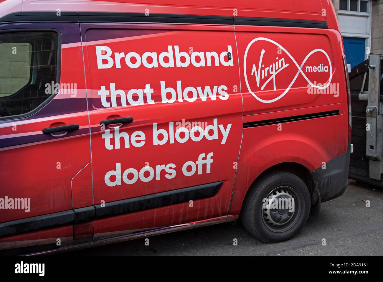 Virgin Media van avec le slogan - large bande qui souffle les portes sanglantes. Édimbourg, Écosse, Royaume-Uni. Banque D'Images
