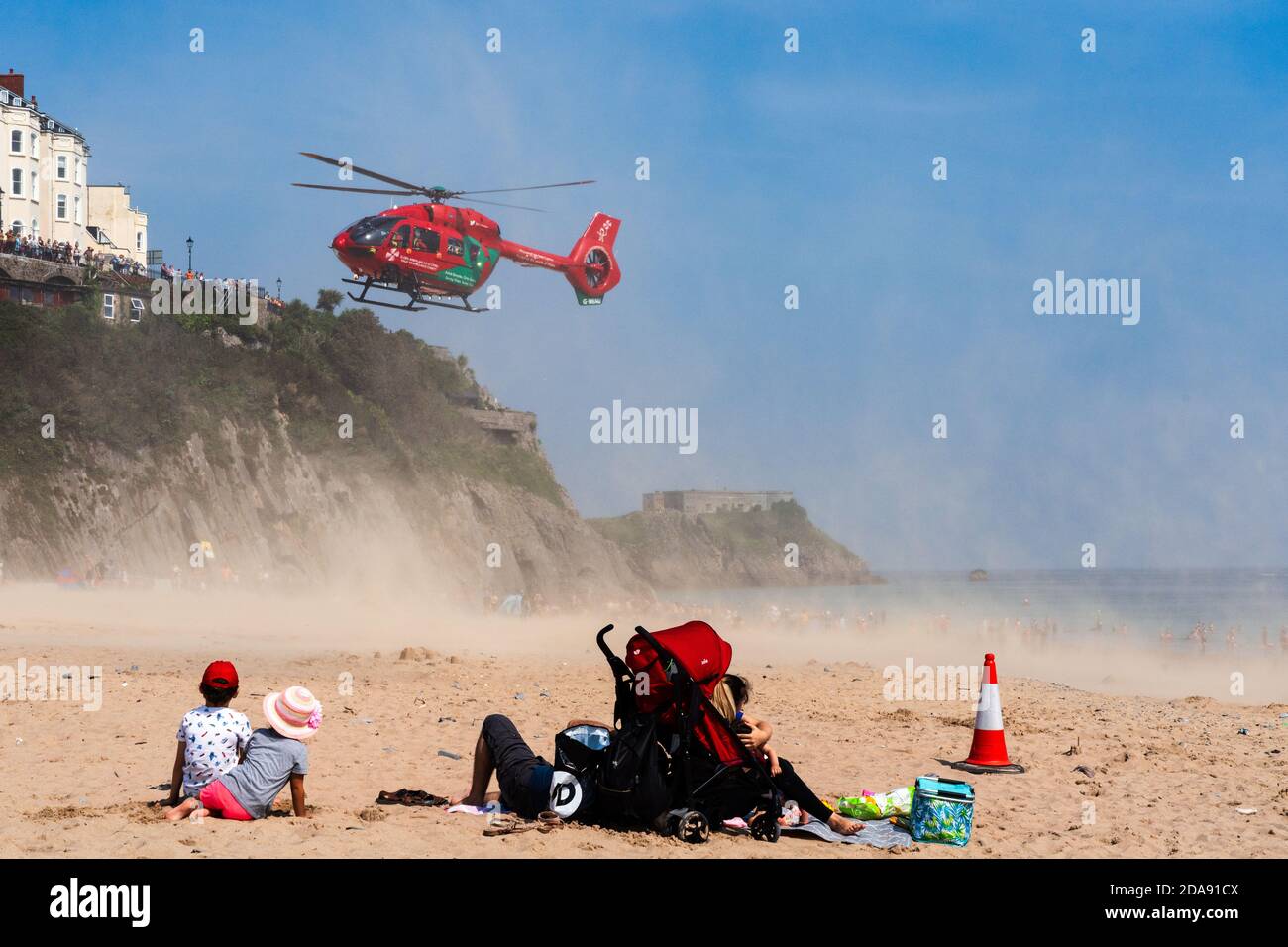 L'hélicoptère Wales Air Ambulance en mission de sauvetage à Tenby Banque D'Images