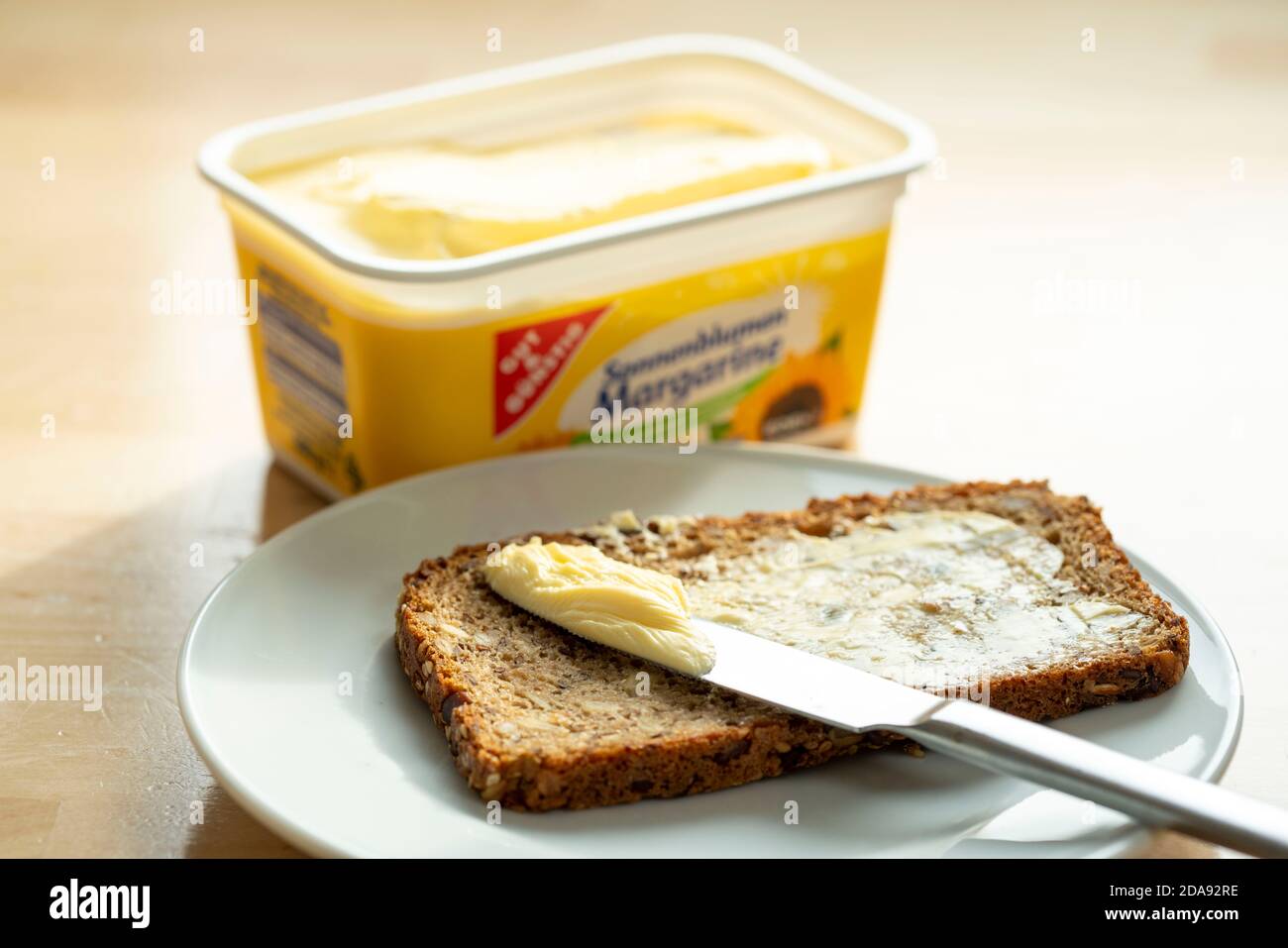 Margarine, pour faire bouillir, frire, cuire au four, sous forme de tartiner, à base d'huile de tournesol, succédanés de beurre ou de saindoux, Banque D'Images
