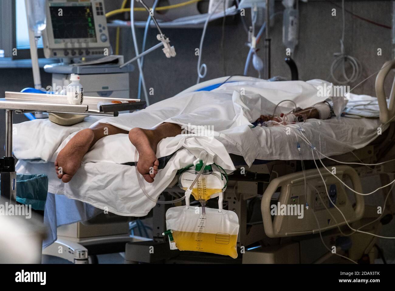 Turin, Italie. 10 novembre 2020. TURIN, ITALIE - 10 novembre 2020 : un patient est vu à l'intérieur de l'unité de soins intensifs COVID-19 de l'hôpital Martini à Turin. Dans de nombreuses régions italiennes, les hôpitaux ont du mal à trouver de l'espace pour les patients atteints du coronavirus pendant la deuxième vague de la pandémie de COVID-19. (Photo de Nicolò Campo/Sipa USA) crédit: SIPA USA/Alay Live News Banque D'Images