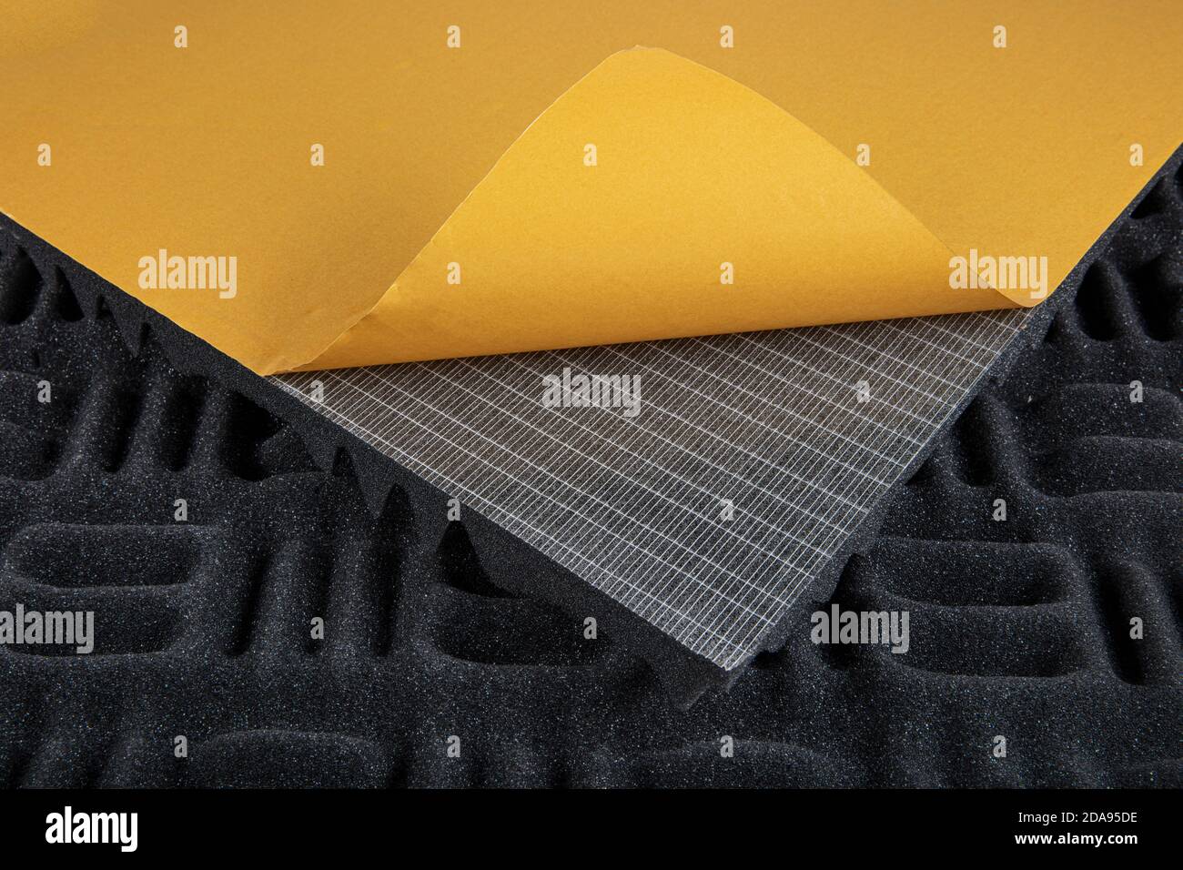 Mousse acoustique ou carreaux pour l'insonorisation. Salle de musique. Chambre insonorisée. Mousse acoustique à profil labyrinthe. Banque D'Images