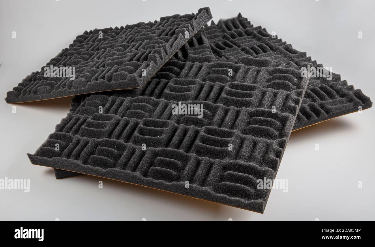Mousse acoustique ou carreaux pour l'insonorisation. Salle de musique. Chambre insonorisée. Mousse acoustique à profil labyrinthe. Banque D'Images