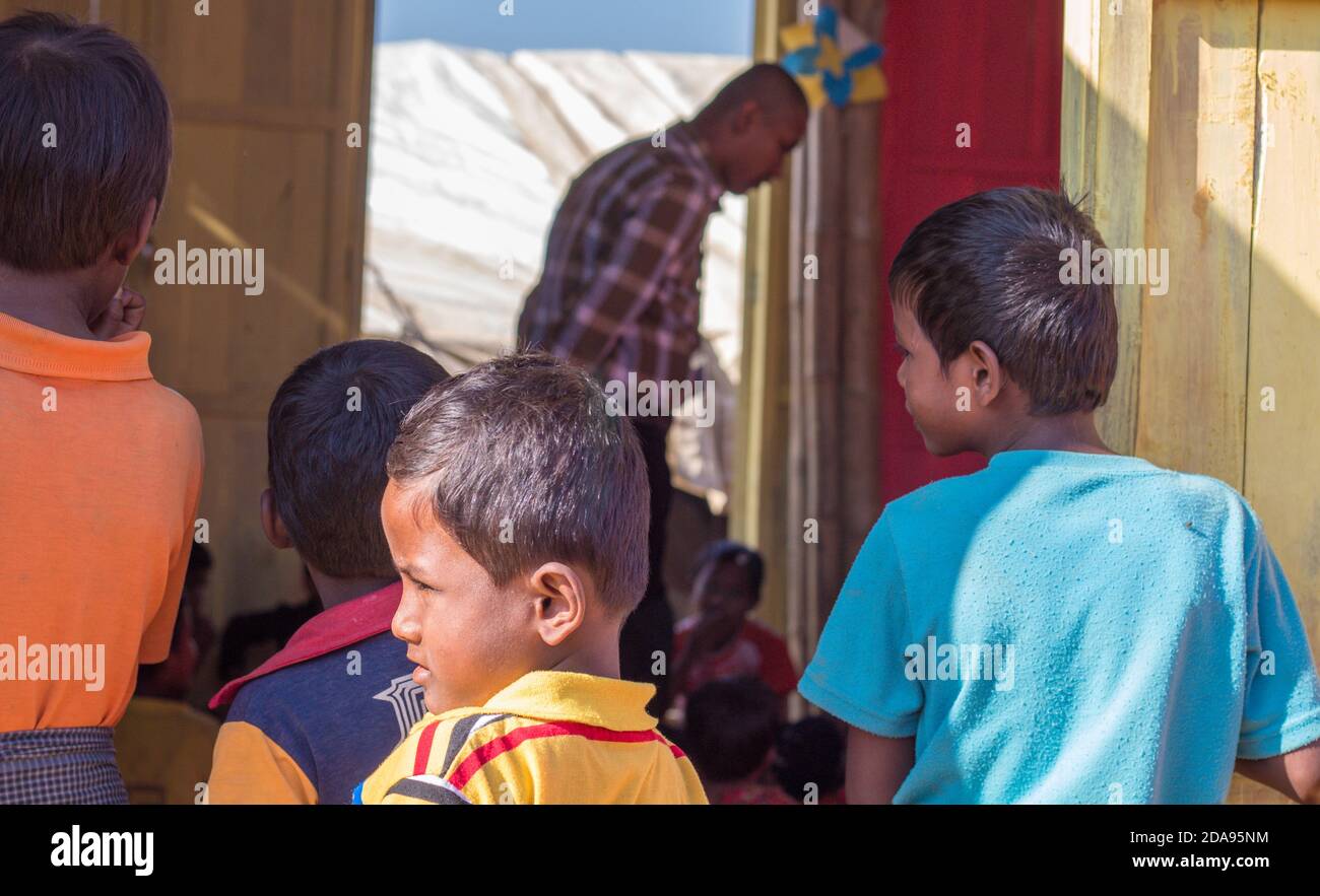 COX'S BAZAR, BANGLADESH - 25 NOVEMBRE 2017 : Rohingya des enfants musulmans réfugiés au centre d'apprentissage du camp. Banque D'Images