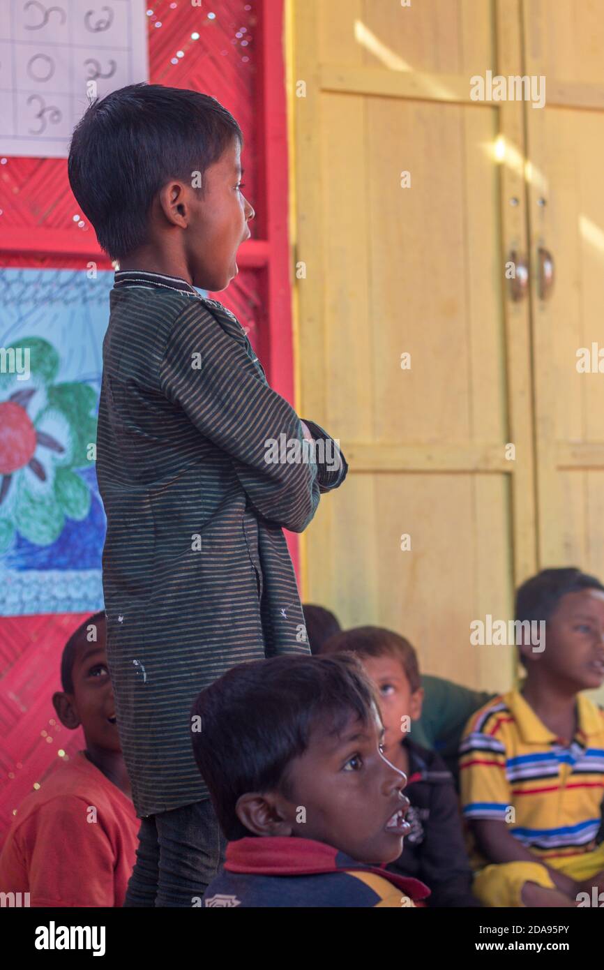 COX'S BAZAR, BANGLADESH - 25 NOVEMBRE 2017 : Rohingya des enfants musulmans réfugiés au centre d'apprentissage du camp. Banque D'Images