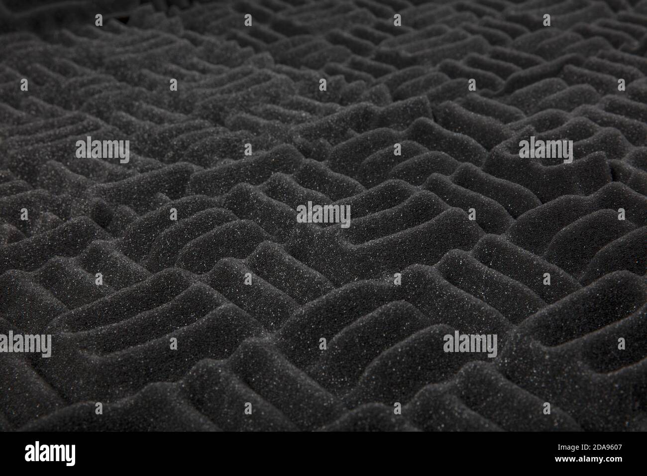 Mousse acoustique ou carreaux pour l'insonorisation. Salle de musique. Chambre insonorisée. Mousse acoustique à profil labyrinthe. Banque D'Images