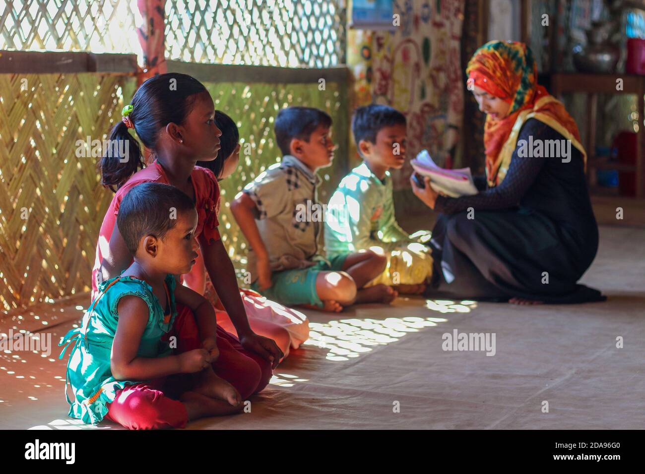 COX'S BAZAR, BANGLADESH - 25 NOVEMBRE 2017 : une fille Rohingya musulmane, enfant réfugié au centre d'apprentissage du camp. Banque D'Images