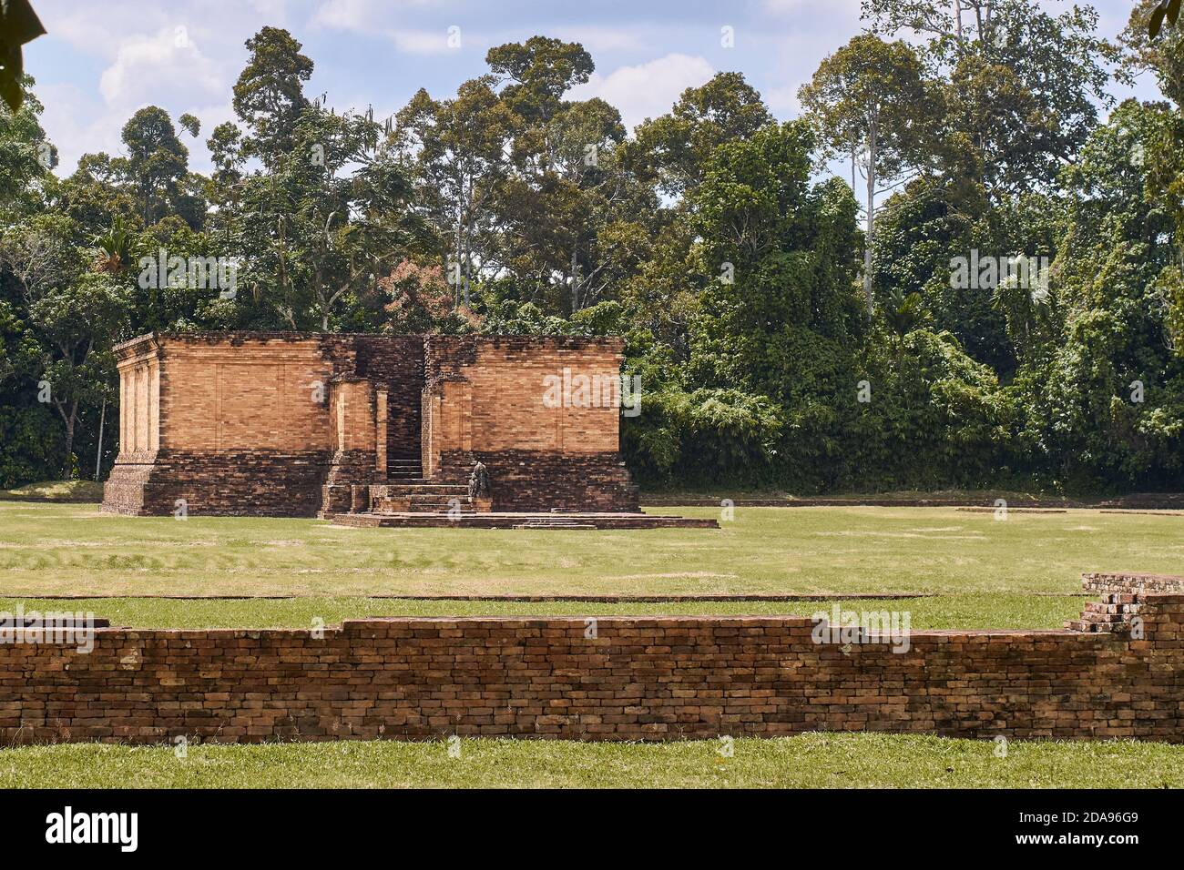 Muaro Jambi temple est un complexe de temples bouddhistes, dans Muaro Jambi Regency, province de Jambi, Sumatra, Indonésie. Il est situé à 26 kilomètres à l'est de TH Banque D'Images