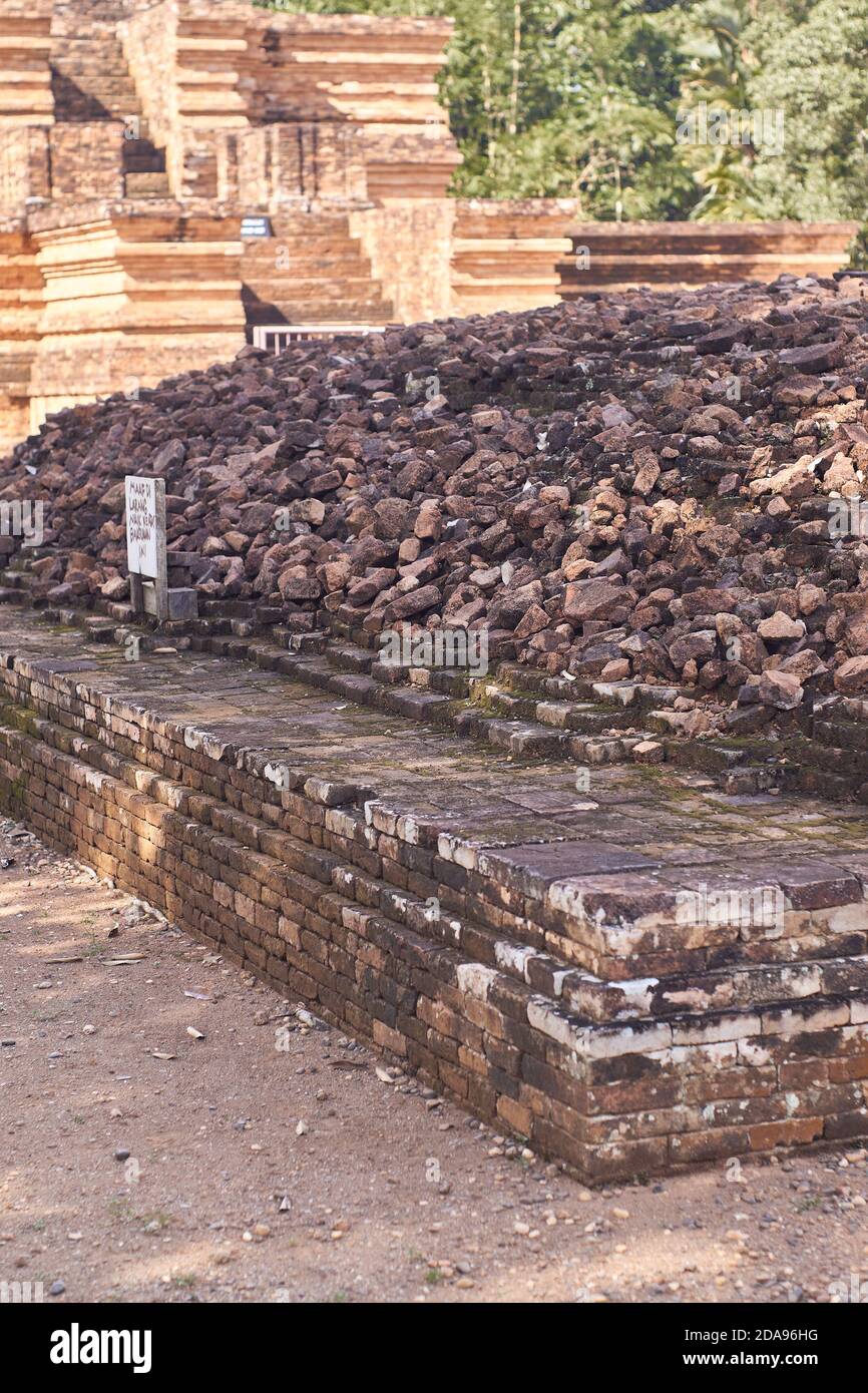 Muaro Jambi temple est un complexe de temples bouddhistes, dans Muaro Jambi Regency, province de Jambi, Sumatra, Indonésie. Il est situé à 26 kilomètres à l'est de TH Banque D'Images