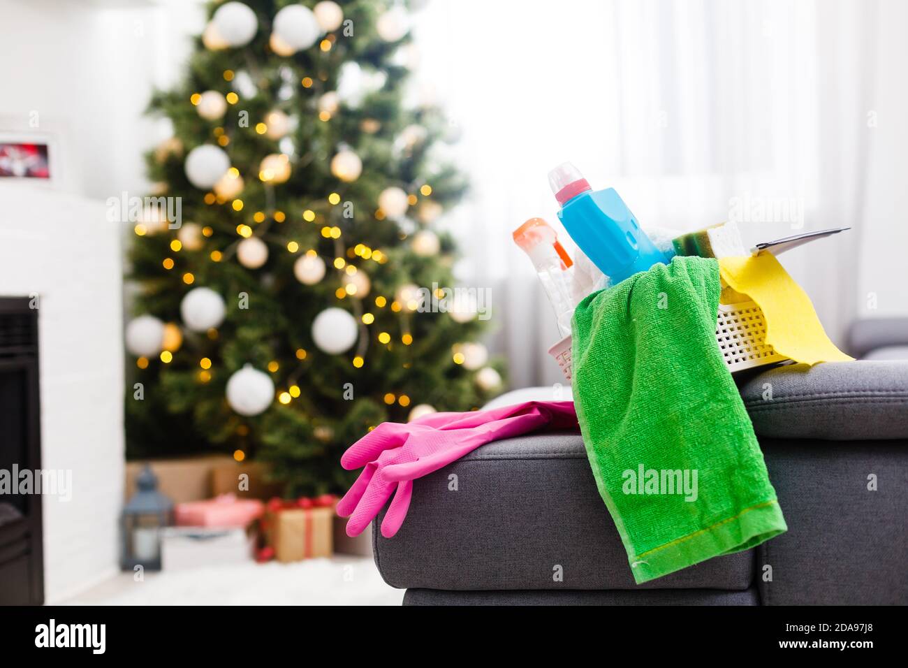 Nettoyage après la fête de Noël Photo Stock - Alamy