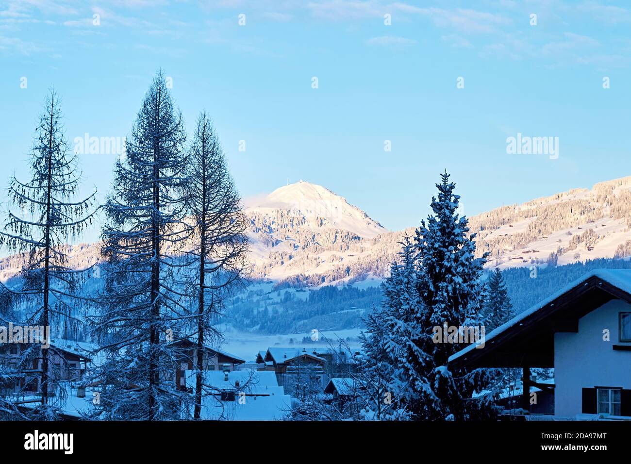 Vieux village autrichien sur la pente enneigée à l'ombre des montagnes. Destinations de voyage pour les activités de ski et de loisirs Banque D'Images