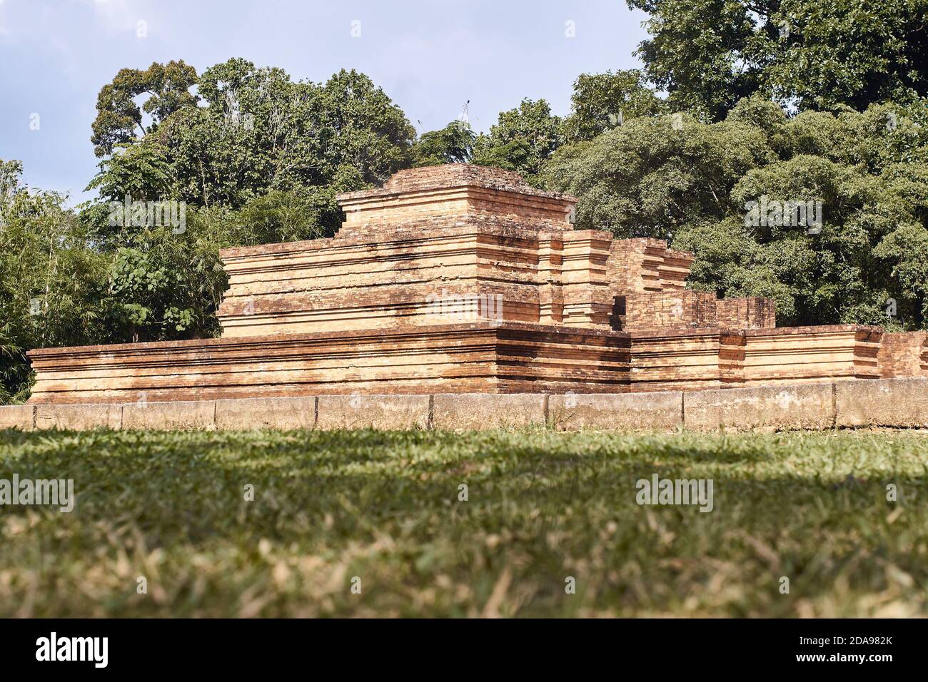 Muaro Jambi temple est un complexe de temples bouddhistes, dans Muaro Jambi Regency, province de Jambi, Sumatra, Indonésie. Il est situé à 26 kilomètres à l'est de TH Banque D'Images