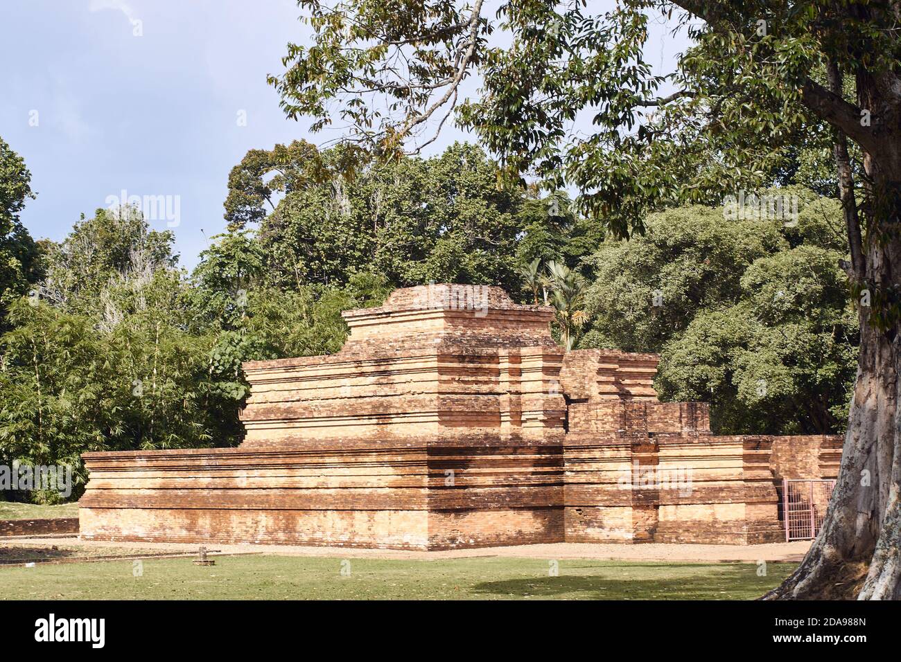 Muaro Jambi temple est un complexe de temples bouddhistes, dans Muaro Jambi Regency, province de Jambi, Sumatra, Indonésie. Il est situé à 26 kilomètres à l'est de TH Banque D'Images