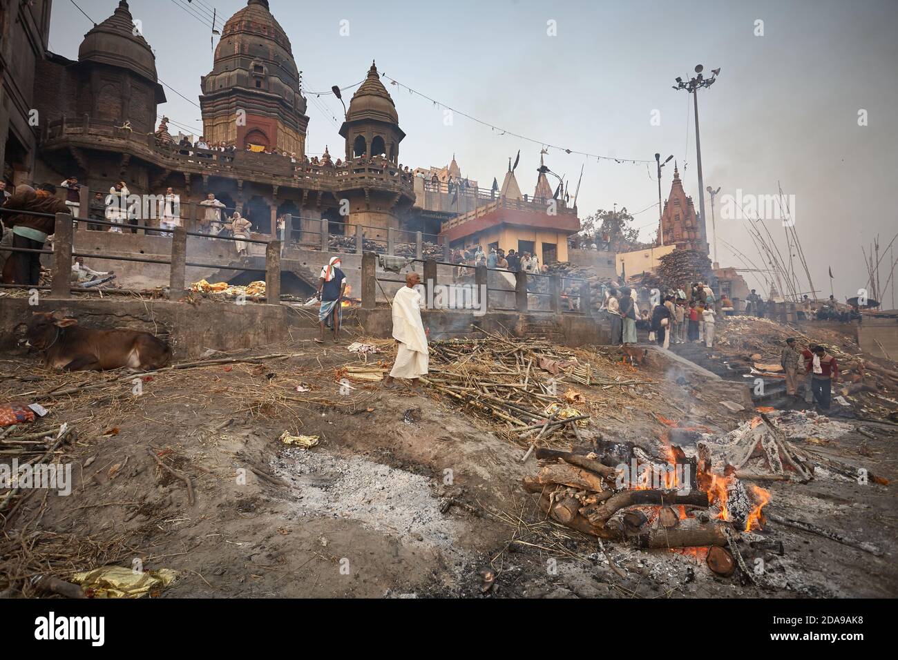 Varanasi, Inde, janvier 2008. Cérémonie de crémation à Manikarnika, le principal ghat brûlant de la ville. Banque D'Images