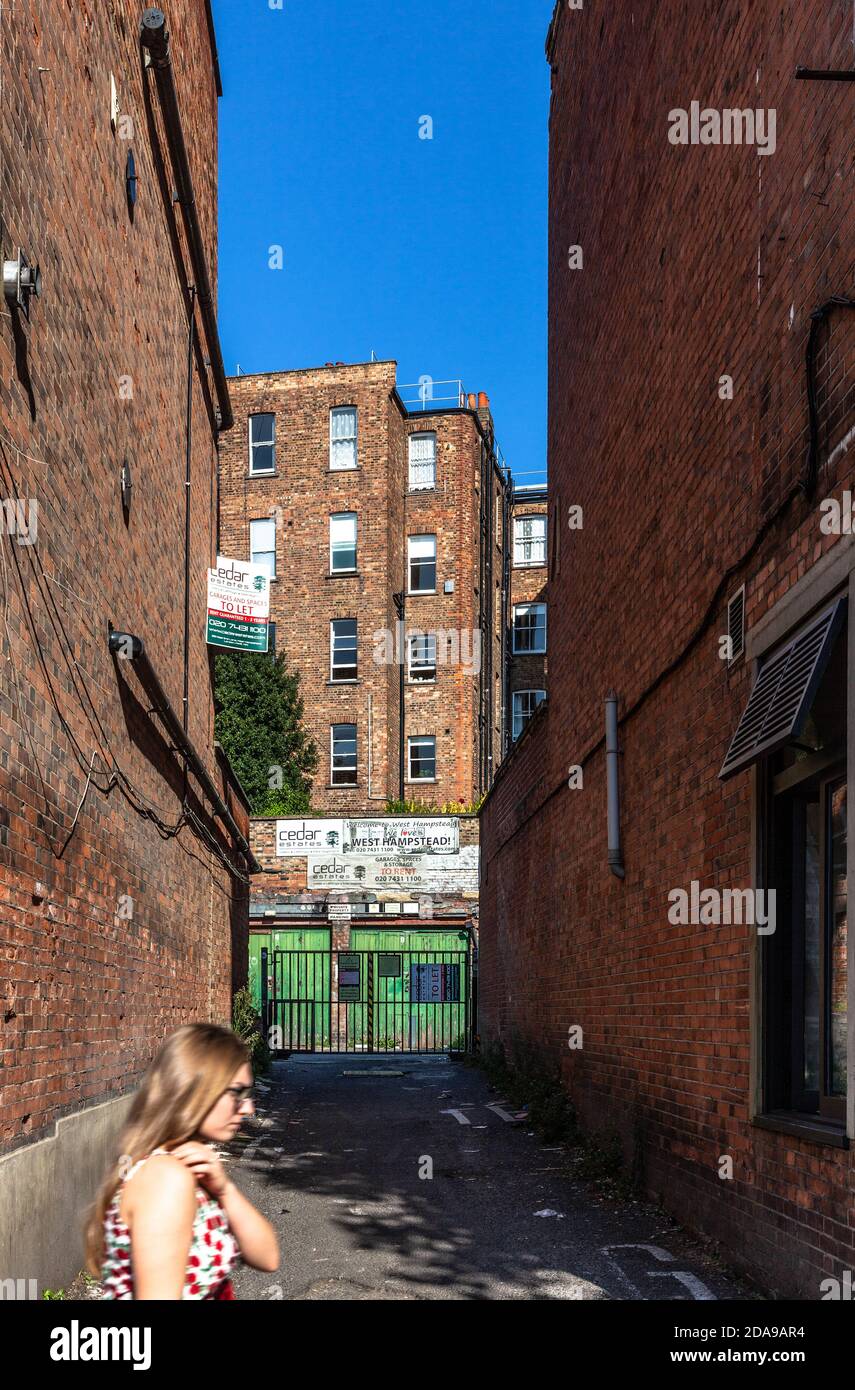 Une allée et une porte entre des bâtiments en briques, Londres, Angleterre, Royaume-Uni. Banque D'Images