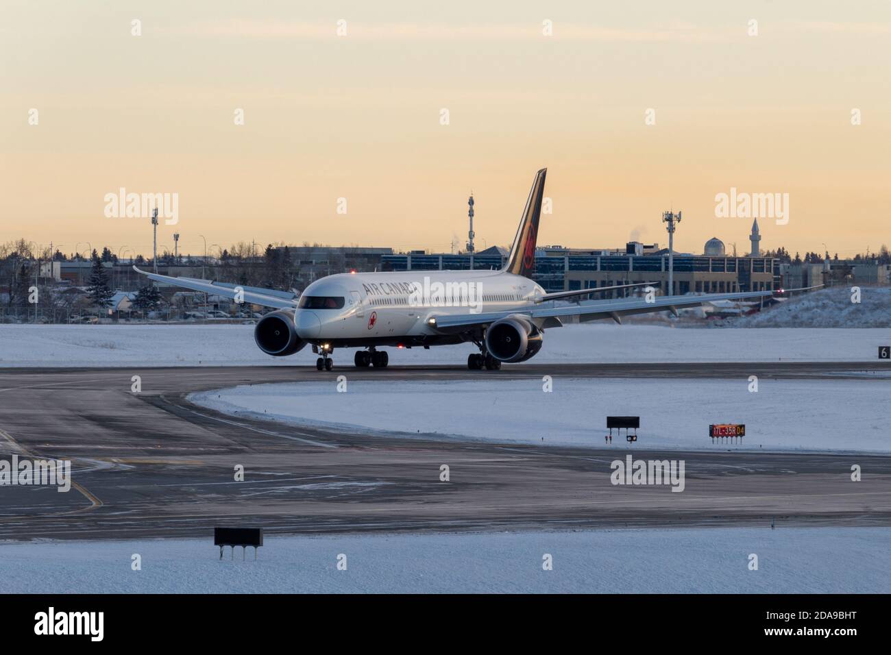 Arrivée du Boeing 787 d'Air Canada dans la soirée à Calgary Aéroport international (YYC) Banque D'Images