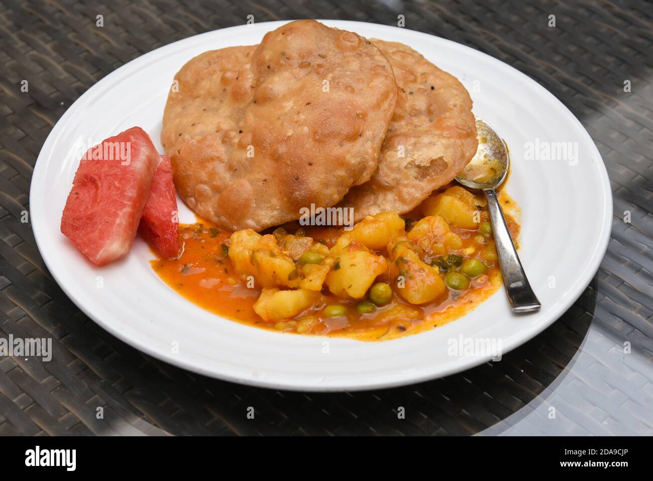 Vue de dessus de Bedmi puri / Poori, methoi paratha avec aloo ki sabzi curry de pommes de terre recette traditionnelle de petit déjeuner indien à Jaipur Rajasthan, Inde. Banque D'Images