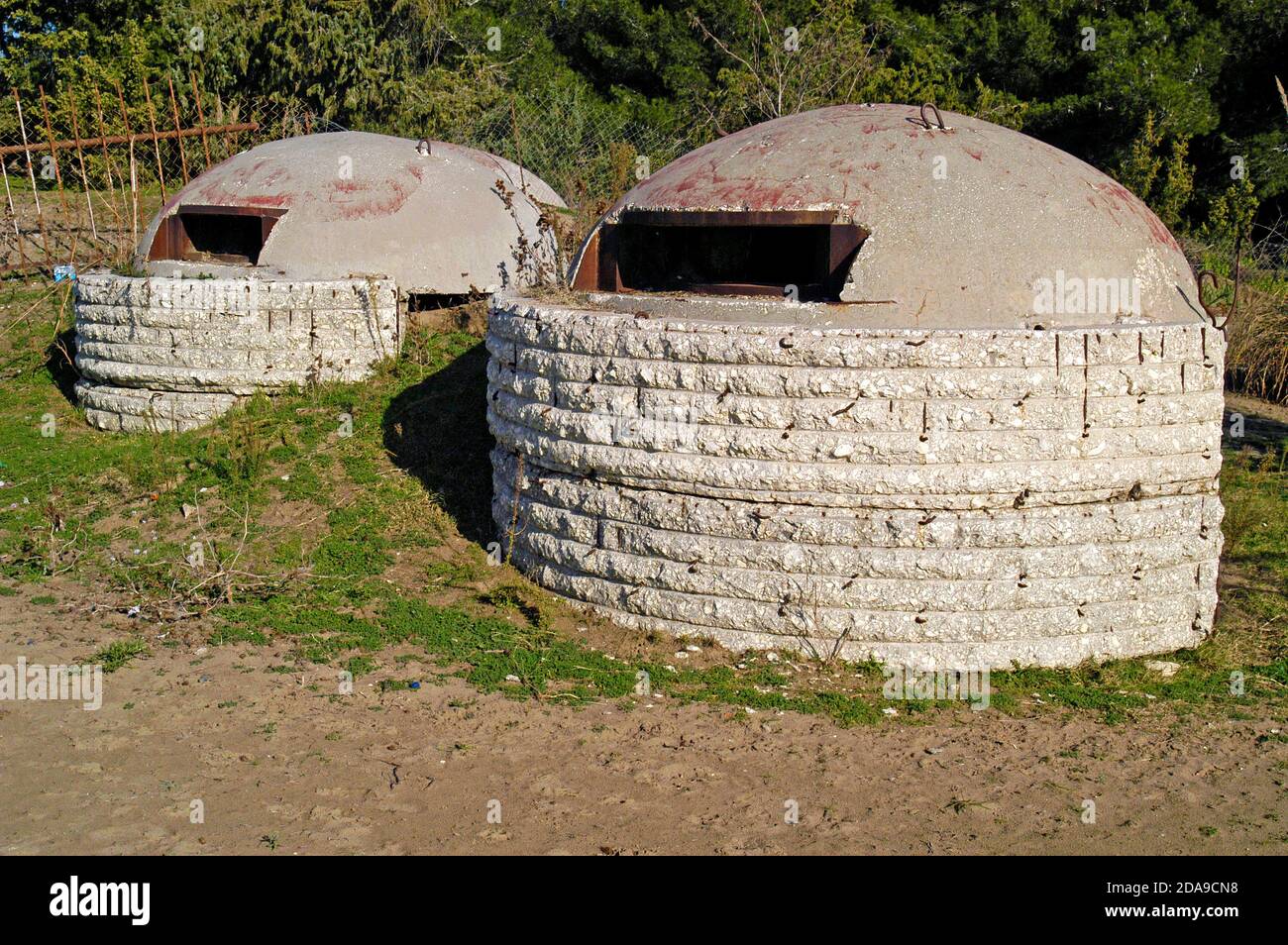 Bunkers en béton, Albanie rurale Banque D'Images
