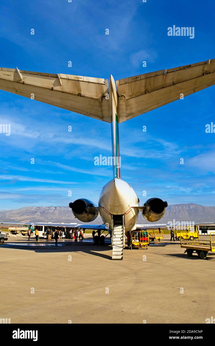 Passagers et Alitalia à l'aéroport de mère Theresa, Tirana, Albanie Banque D'Images