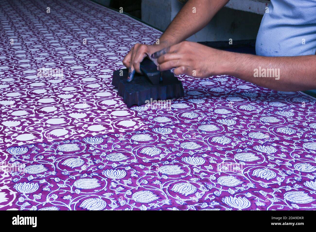 Indian man faisant du bois Block Printing pour textile en Inde à la main artisanat traditionnel sur le lin, coton soie textile pour créer un motif Rajasthan Banque D'Images