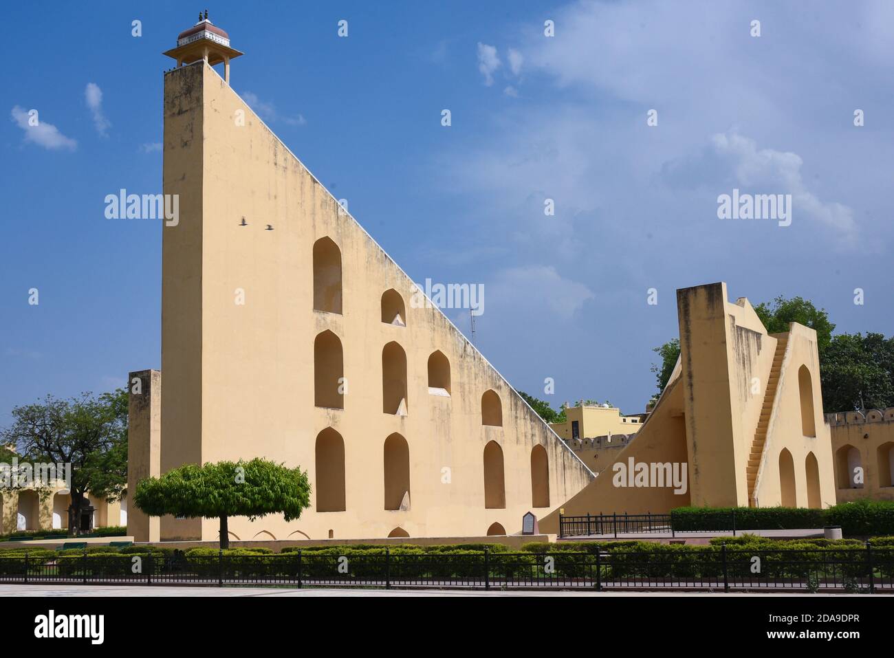 Indian Rajasthan Jantar Mantar Jaipur monuments. La plus grande pierre solaire architectural instruments Rajasthan, Inde du Nord Banque D'Images