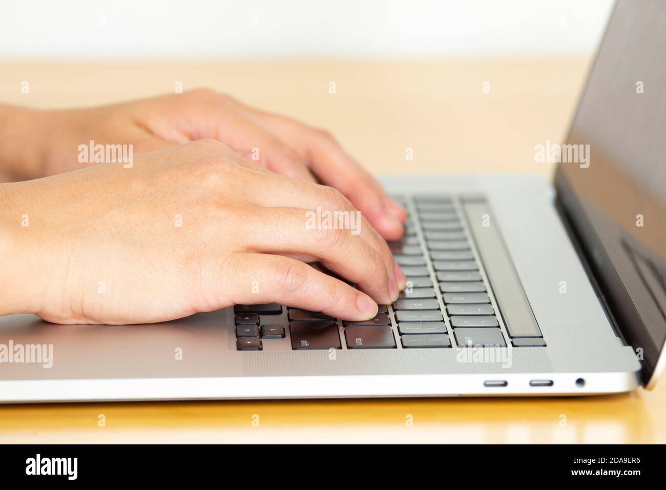 Calgary Alberta, Canada. 10 novembre 2020. Une personne qui tape sur un MacBook Pro fin 2019. Banque D'Images