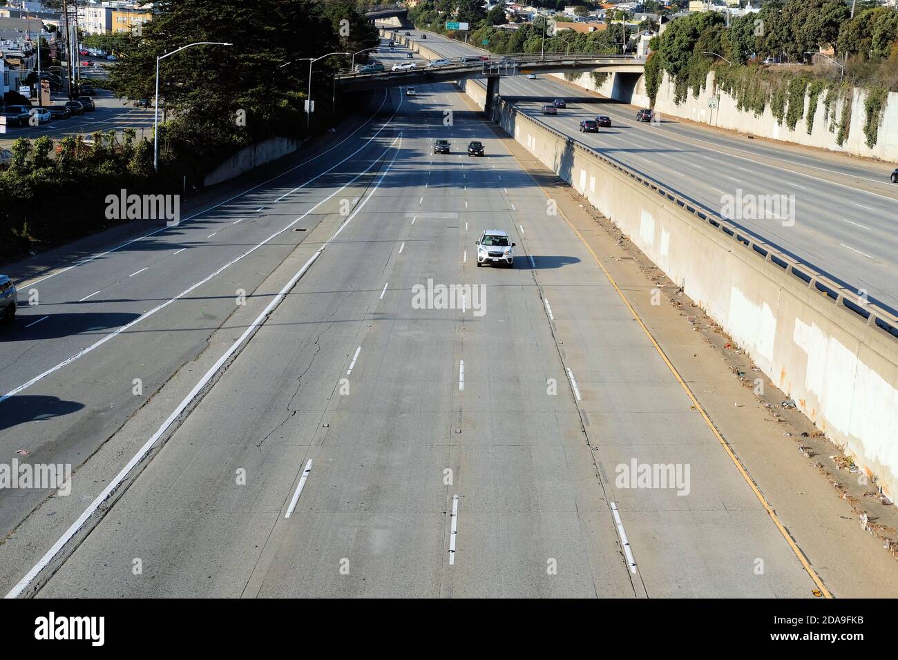 L'autoroute 280 à San Francisco, Californie, tôt le matin, pendant la pandémie du coronavirus de 2020; peu de circulation routière, peu de navetteurs, presque vide. Banque D'Images