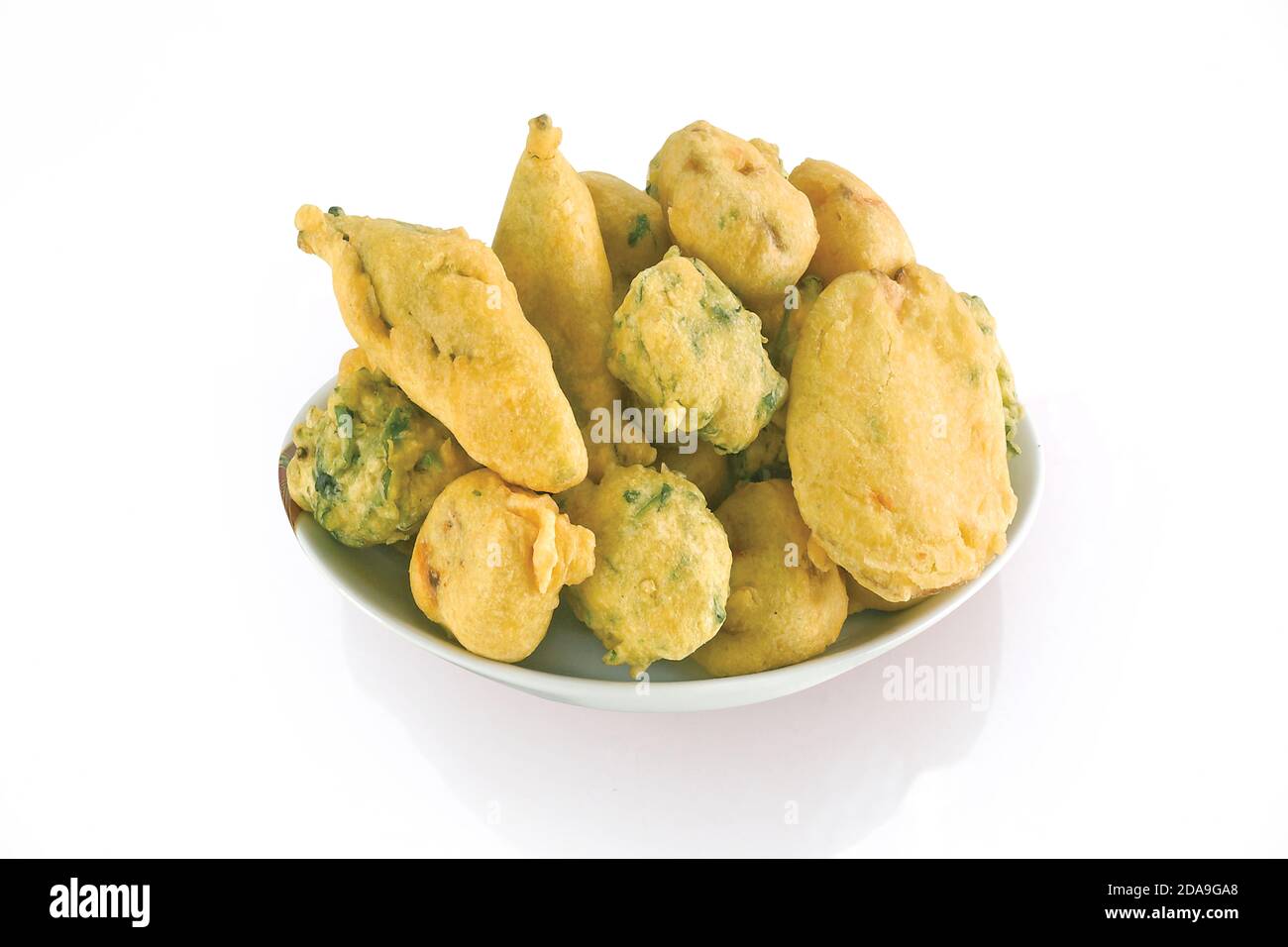 Methi Gota (fenugrec) Vada, Bhajiya, Bhajia, beignets, Pakoda, pakora, Chili, pomme de terre, ou besa, principal par le chana dal, farine, servi avec Chutney, indien Banque D'Images