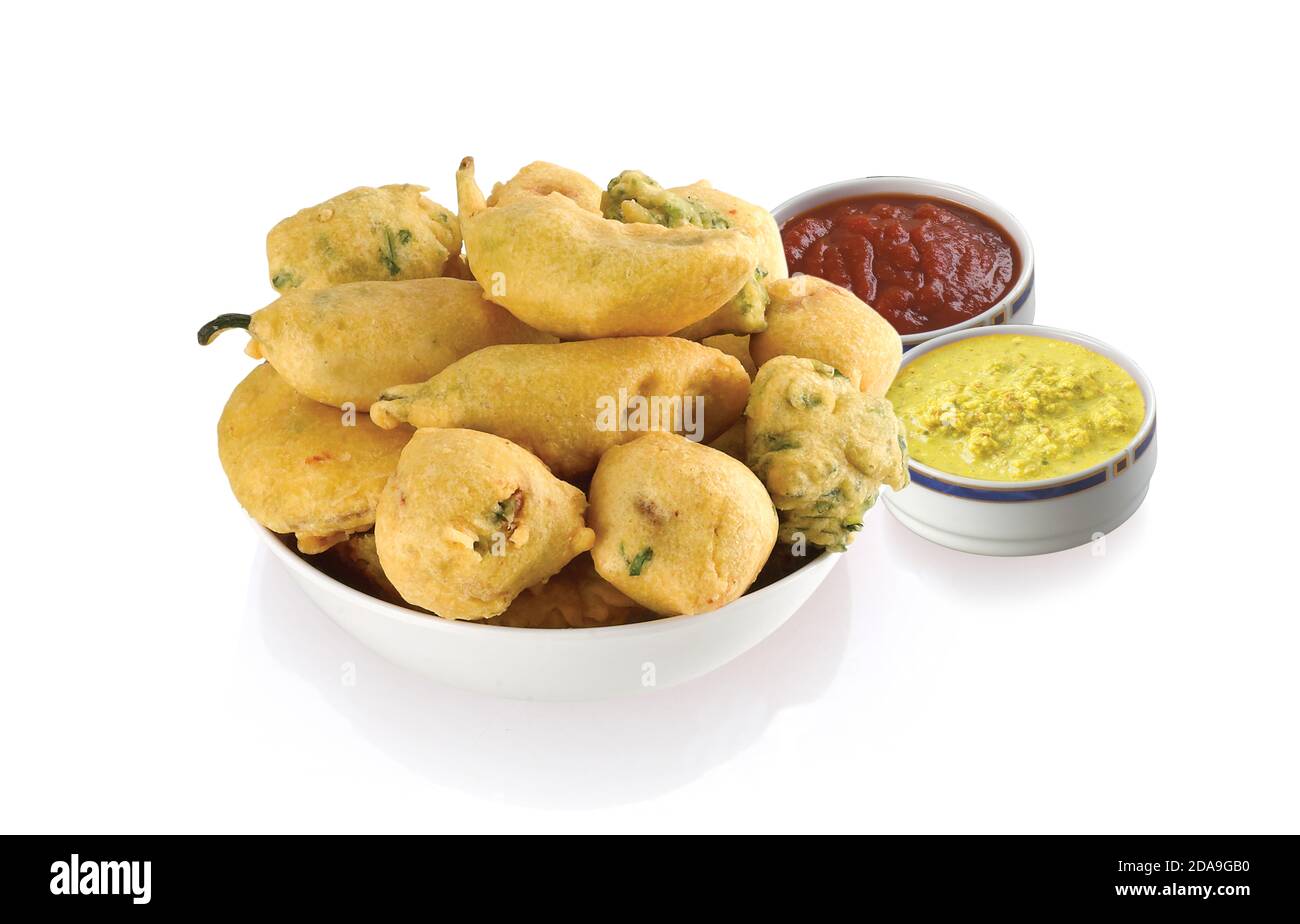 Methi Gota (fenugrec) Vada, Bhajiya, Bhajia, beignets, Pakoda, pakora, Chili, pomme de terre, ou besa, principal par le chana dal, farine, servi avec Chutney, indien Banque D'Images