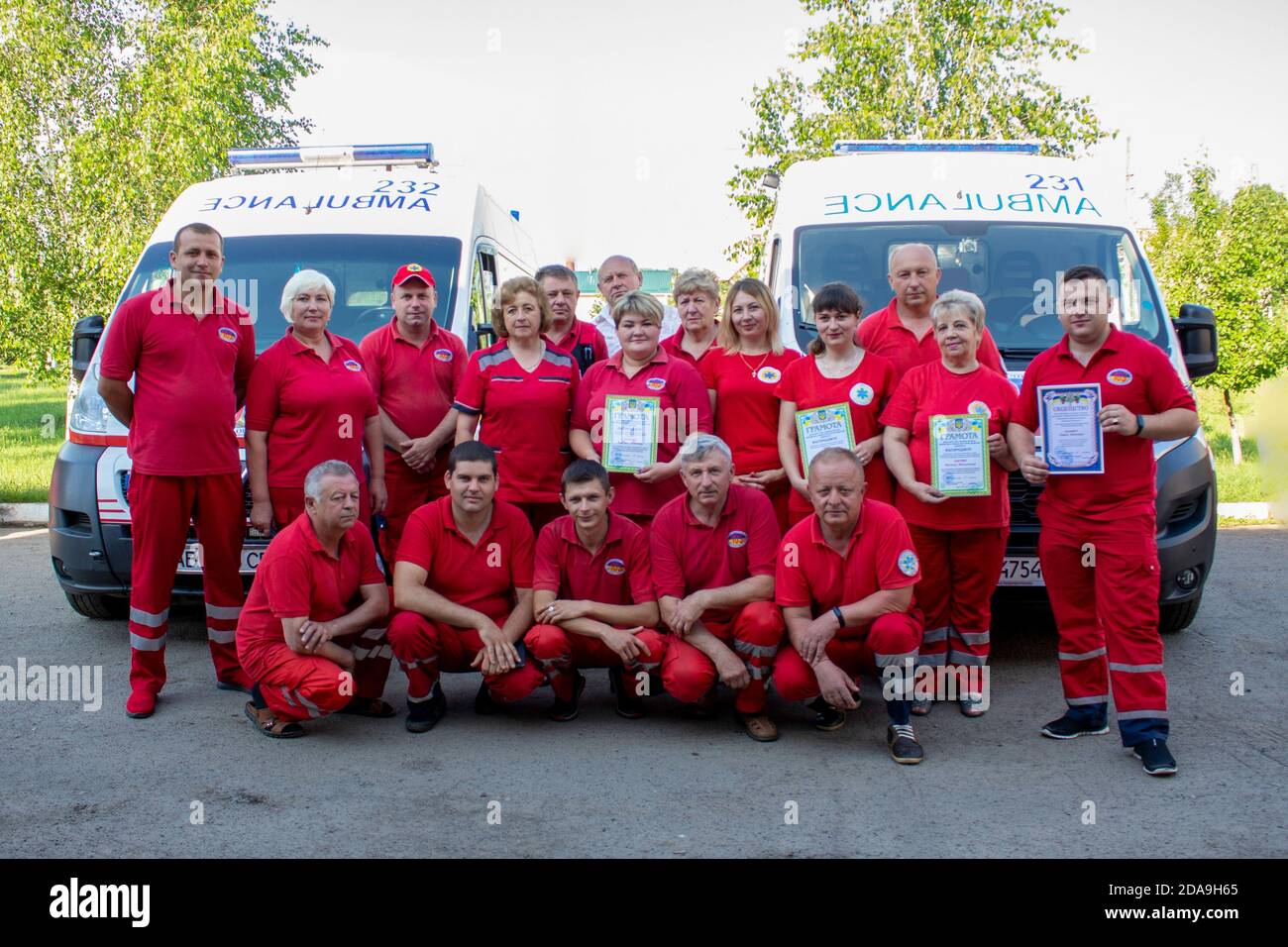 24.06.2020 Teplyk, Ukraine. Équipage ambulancier, photo de groupe ambulanciers paramédicaux près des ambulances pendant la présentation des diplômes et des prix. Banque D'Images