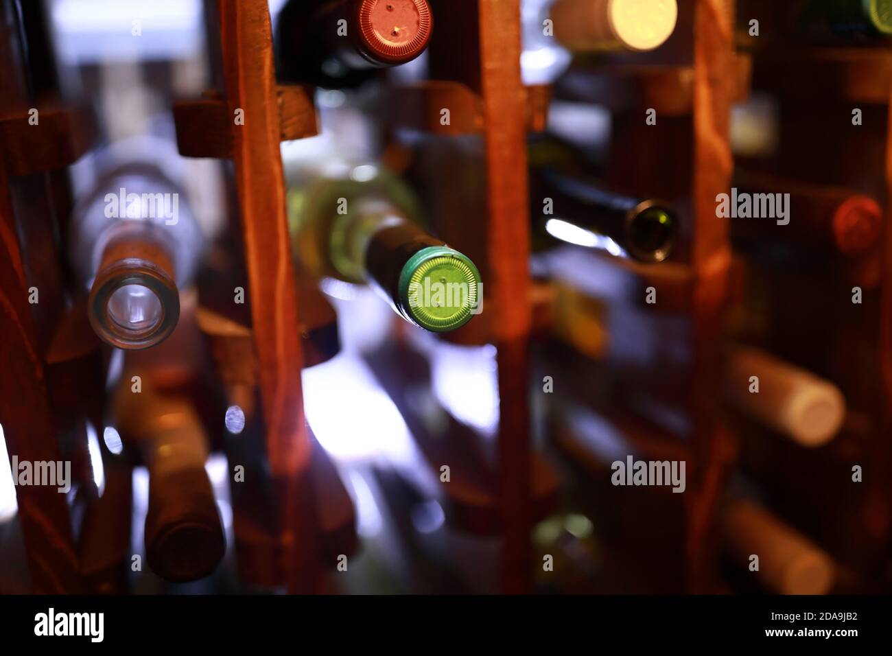 Bouteilles de vin sur une étagère en bois en Géorgie Banque D'Images